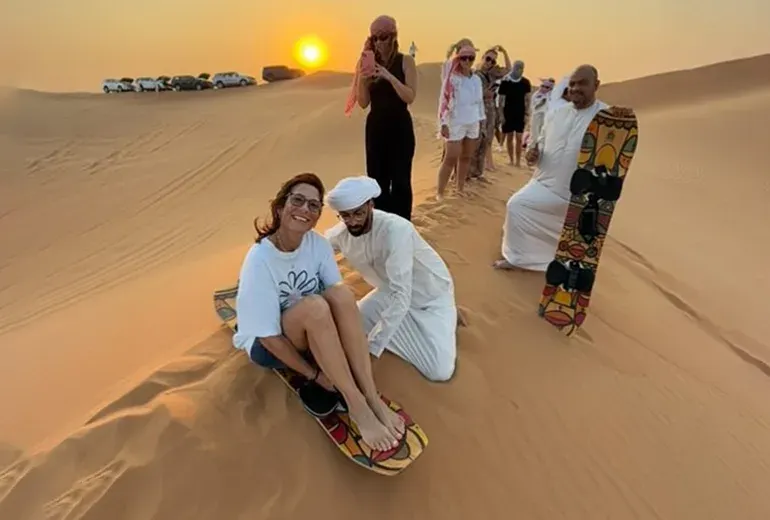 اسکی روی شن از بهترین تفریحات کویری در دبی