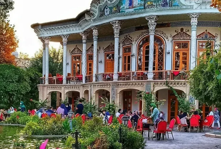 عمارت شاپوری از جاهای لاکچری شیراز