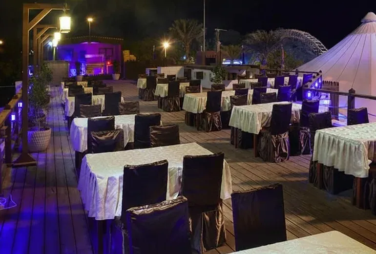 رستوران توتی فروتی در ساحل مرجان کیش