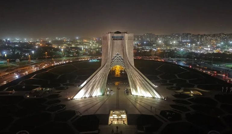 میدان آزادی از جاهای دیدنی تهران در شب
