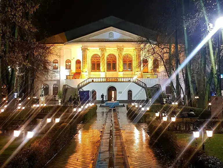 باغ فردوس از جاهای شب گردی تهران