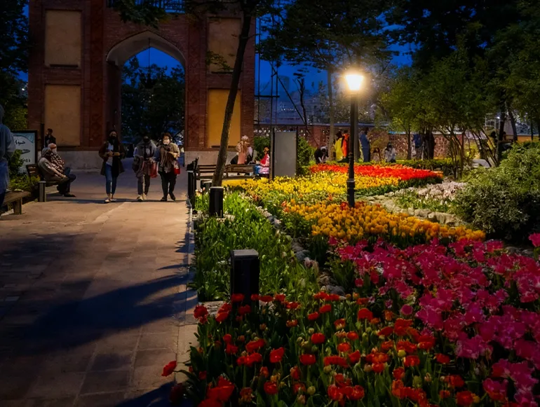 باغ ایرانی از جاهای دیدنی تهران در شب