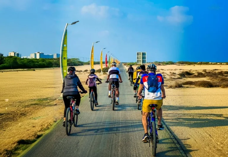 دوچرخه‌سواری کنار ساحل مارینا کیش​