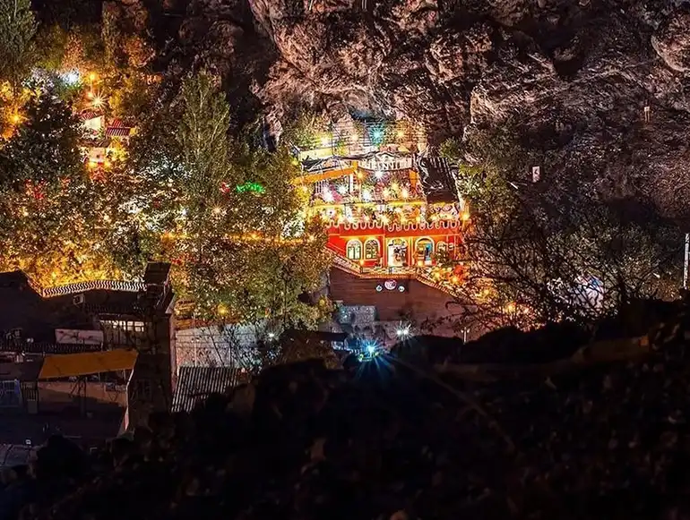 درکه از جاهای دیدنی تهران در شب