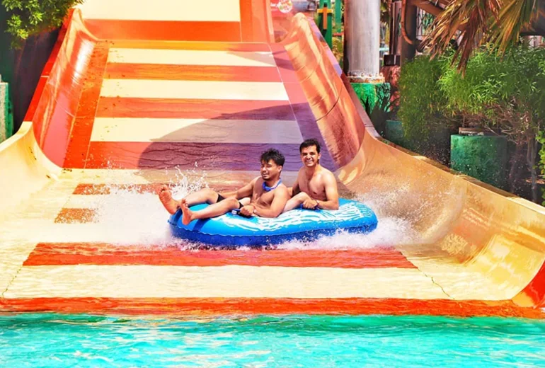 دینگل​ در پارک آبی اوشن کیش