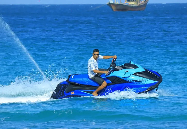 جت‌اسکی در ساحل مارینا​ کیش