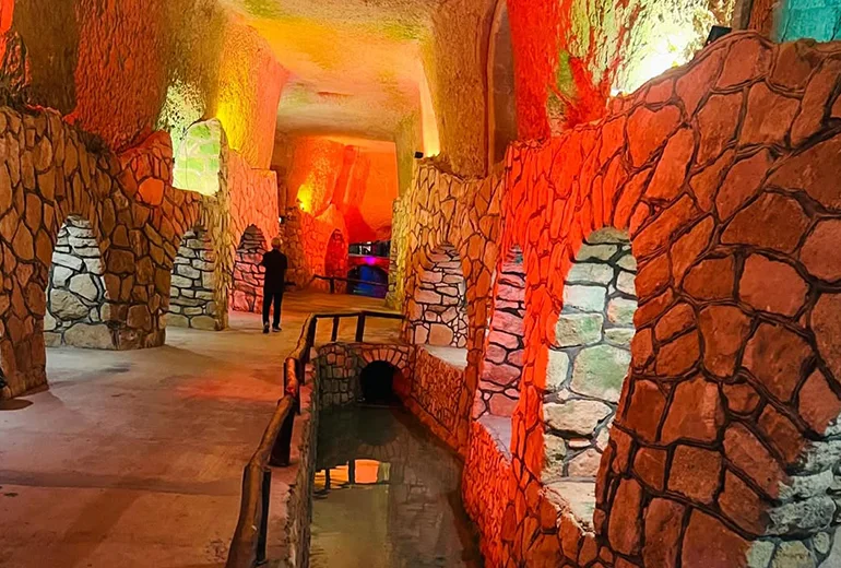 شهر زیرزمینی کاریز از جاهای دیدنی اطراف برج ایفل کیش​