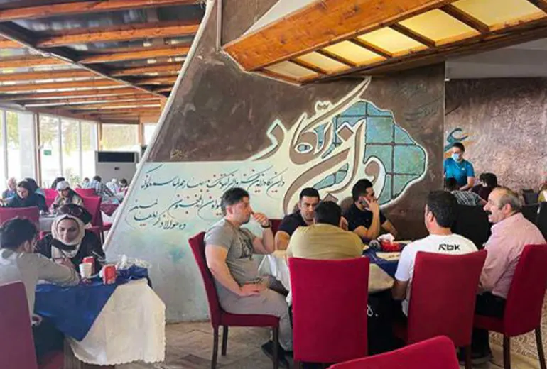 رستوران میرمهنا​ از هتل‌های اطراف برج ایفل کیش