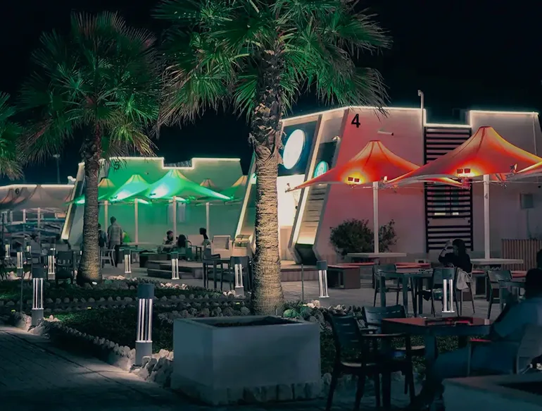 کافه موج در ساحل مارینا کیش