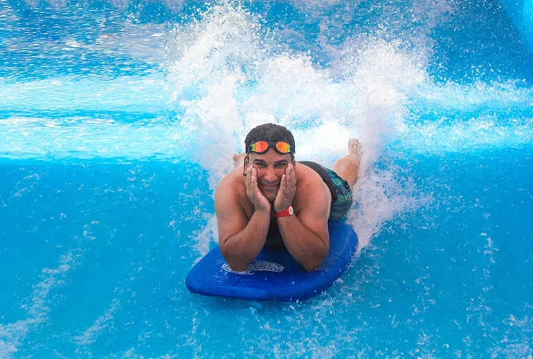 موجاب​ در پارک آبی اوشن کیش