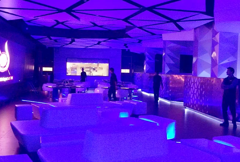 آن د راکز از کلاب های عمان