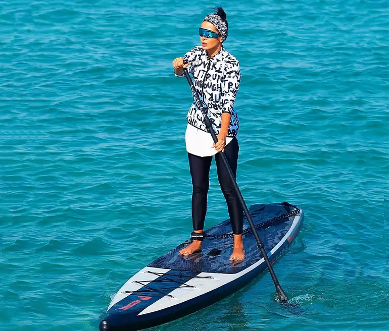 پدل برد در ساحل مارینا​ کیش