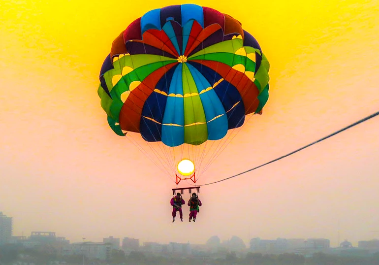 بهترین زمان پاراسل سواری در کیش