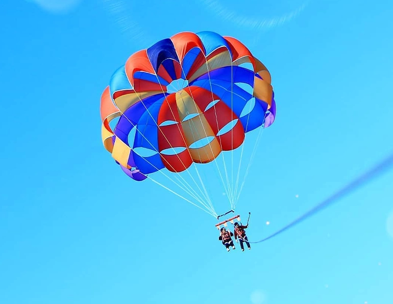 پاراسل در ساحل مارینا پارک کیش​