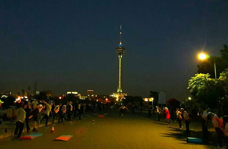 پارک پردیسان از مکان های تفریحی تهران در شب