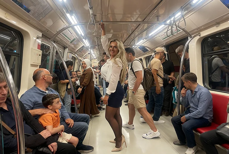 توریست‌ها در مترو استانبول
