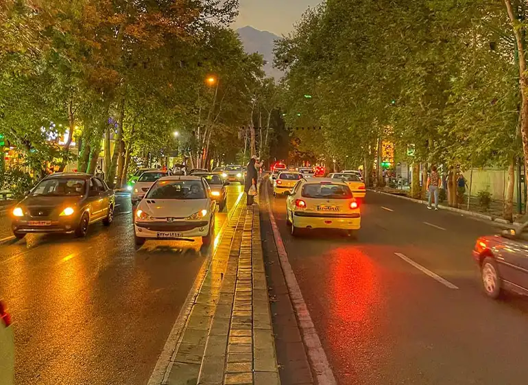 خیابان ولیعصر از جاهای دیدنی تهران در شب