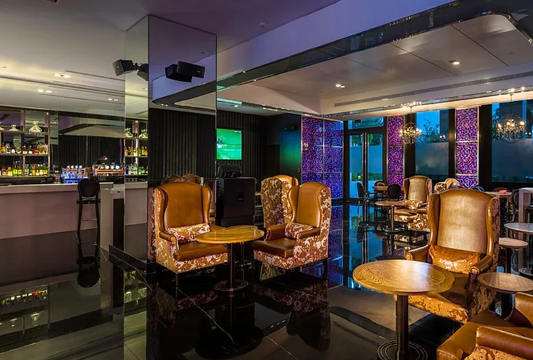 والت لانژ​ از کلاب های عمان