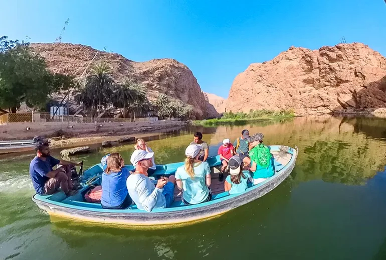 قایق برای ورود به وادی شاب​ عمان