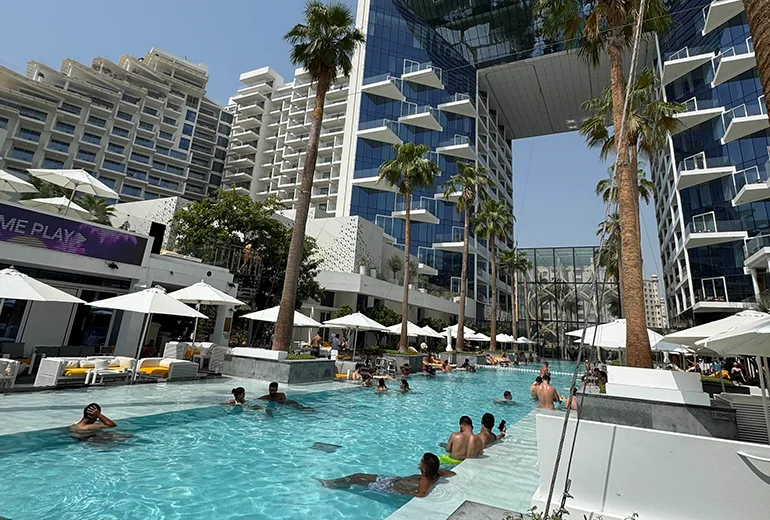 استخر فایو پالم جمیرا از بهترین استخرهای دبی