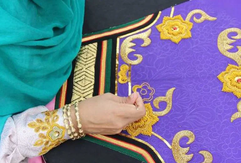 گلابتون‌دوزی یکی از سوغات کیش