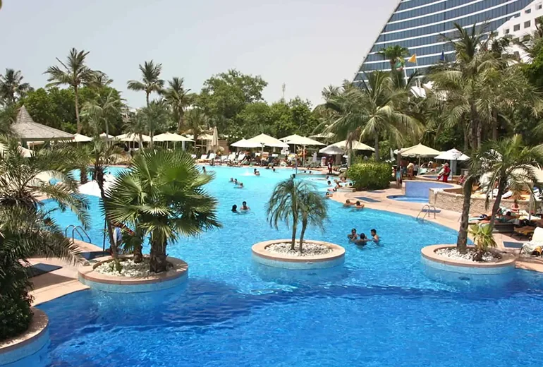 استخر ساحلی جمیرا از استخرهای دبی