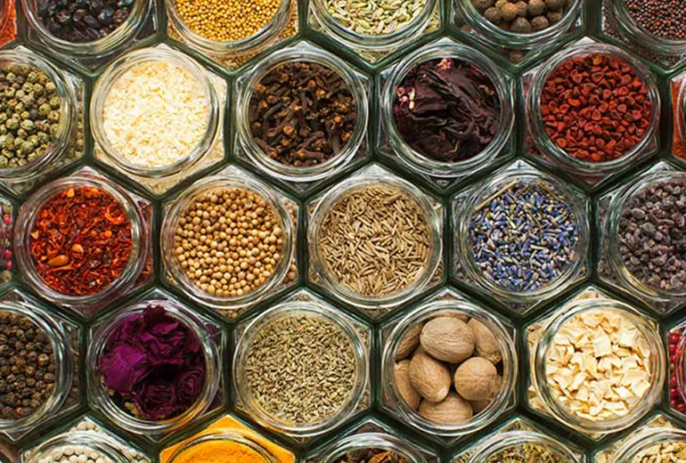 ادویه‌های محلی جنوب​ یکی از سوغات کیش