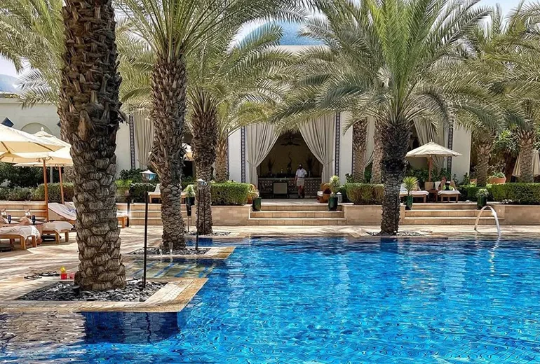 استخر هتل پارک حیات از استخرهای دبی