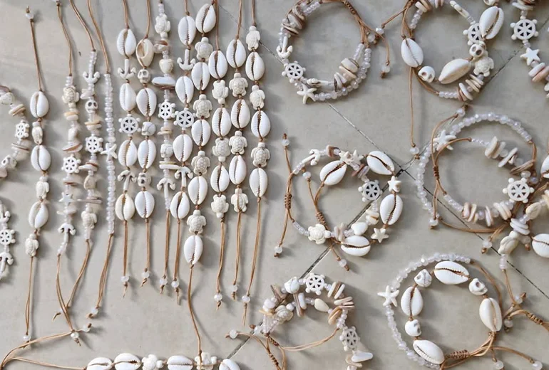زیورآلات صدفی یکی از سوغات کیش