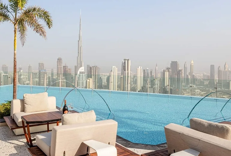 استخر هتل اس ال اس از استخرهای دبی