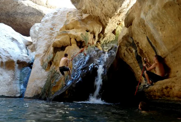 غارنوردی سبک در وادی شاب عمان​