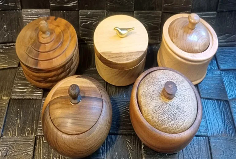 ظروف و سبدهای چوبی​ یکی از سوغات کیش