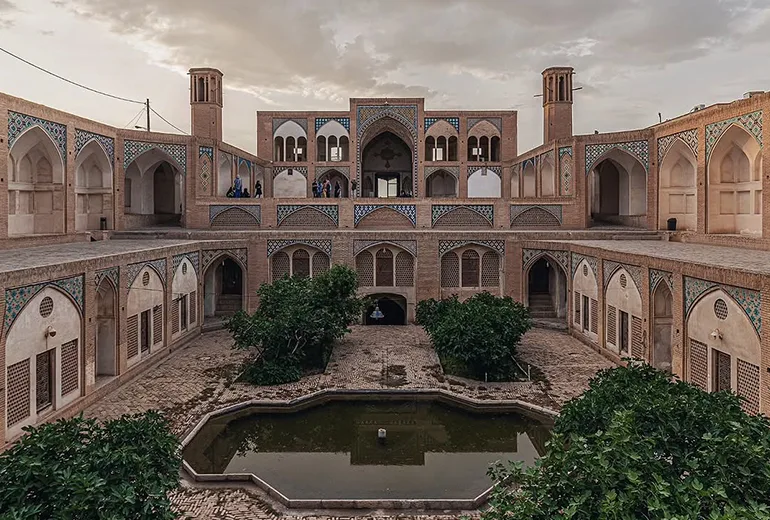مسجد و مدرسه آقابزرگ​​ در سفر به کاشان​