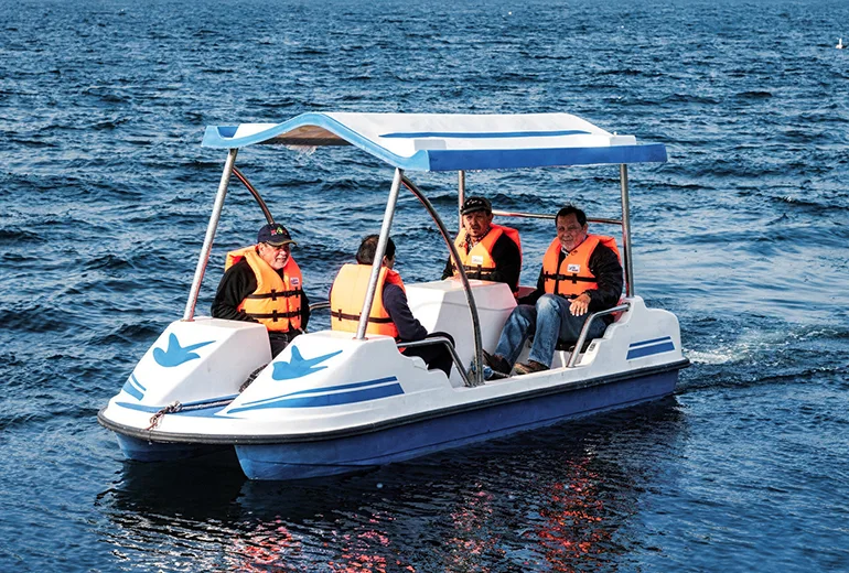 قایق پدالی چهار نفره اسکله تفریحی کیش