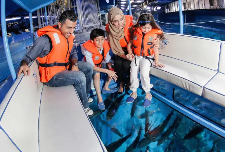 قایق کف شیشه‌ای اسکله تفریحی کیش