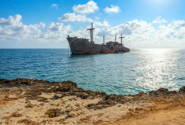 کشتی یونانی​ نزدیکی اسکله تفریحی کیش