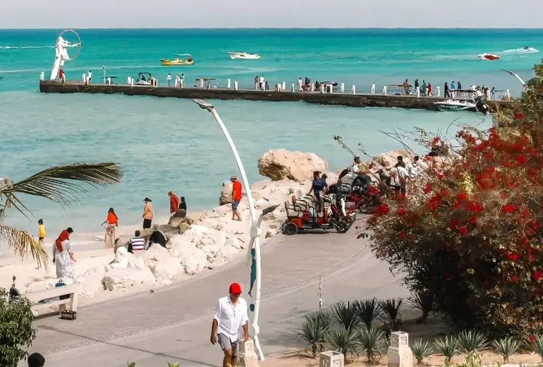 ساحل مرجان نزدیکی اسکله تفریحی کیش