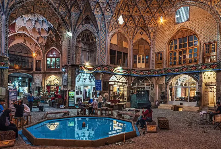 بازار سنتی​​​ در سفر به کاشان​