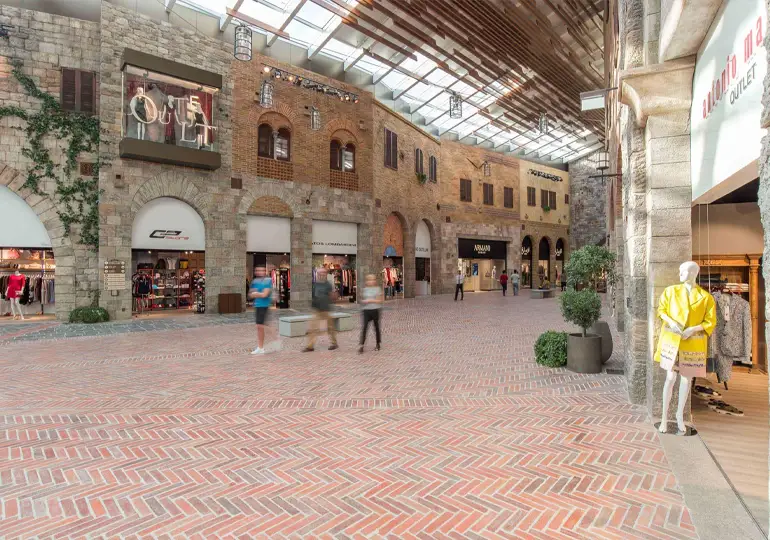 اوتلت ویلیج دبی از حراجی های دبی