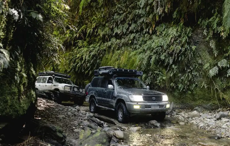 تویوتا لندکروزر یکی از ماشین های آفرودی در ایران