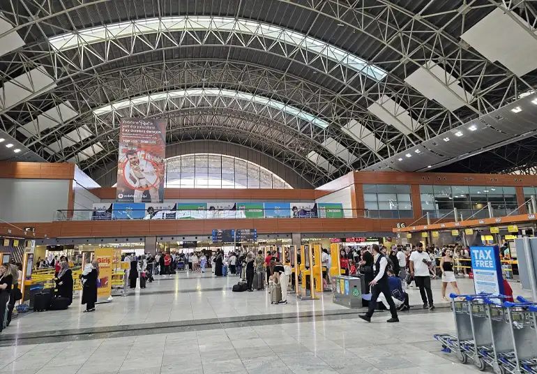 فضای داخلی ترمینال‌های فرودگاه صبیحه گوکچن