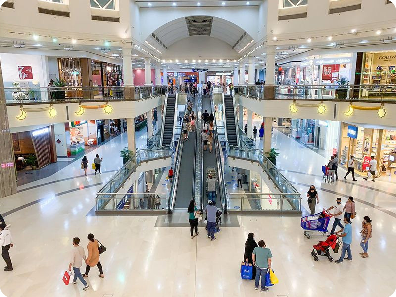 What shops are in the city center of Deira in Dubai?