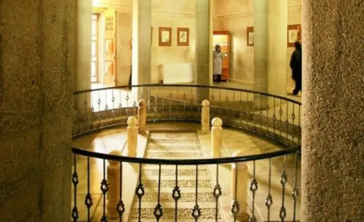 Inside-of abu ali tomb