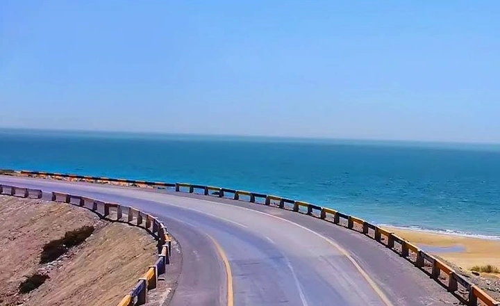 جاده ساحلی بوشهر به خلیج گواتر